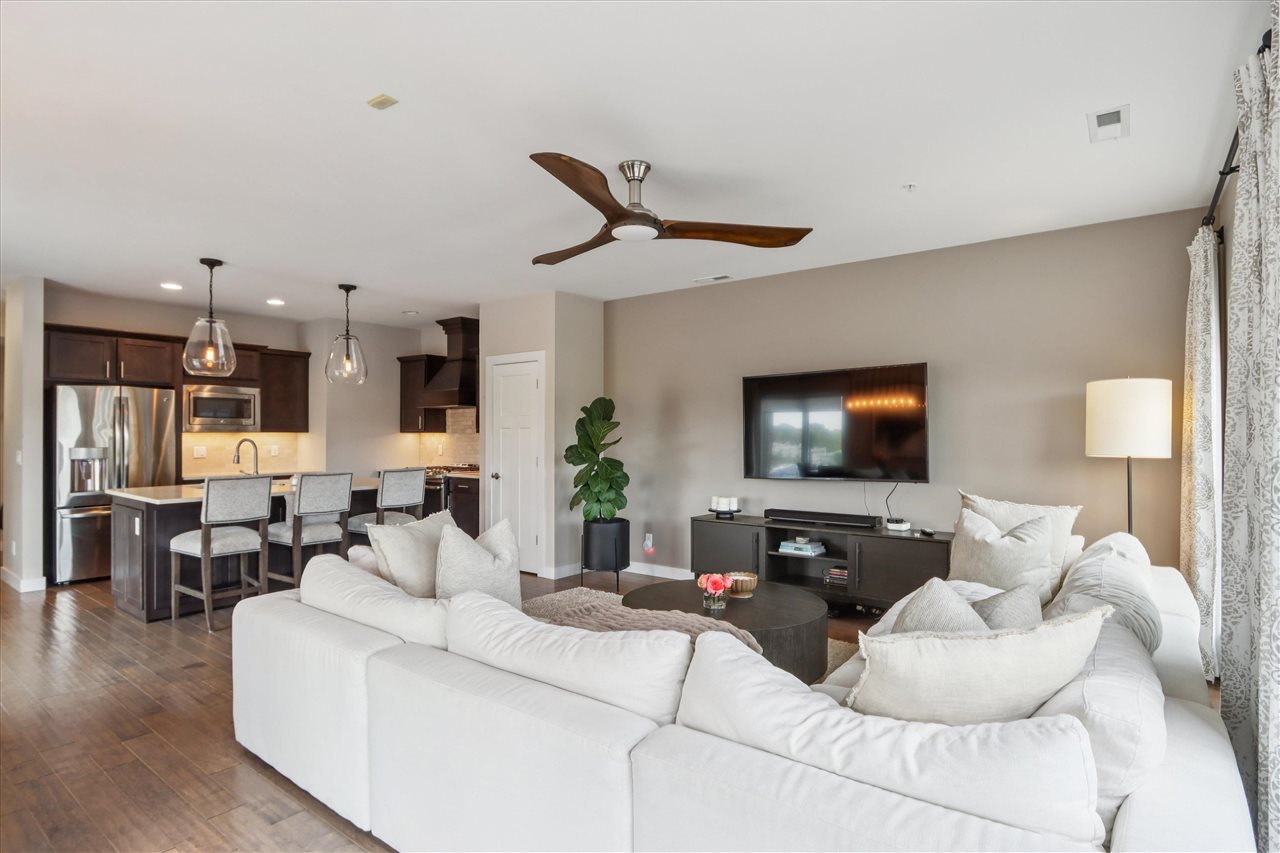 901 E 2nd Ave Unit: 202