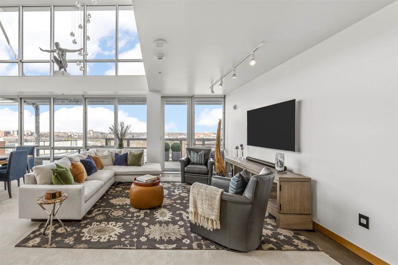 221 E College St Unit: 1206