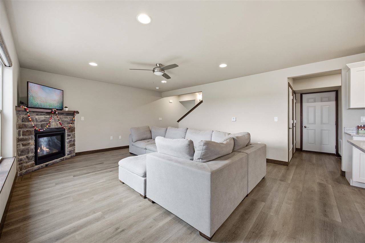 3305 Loethen Ln