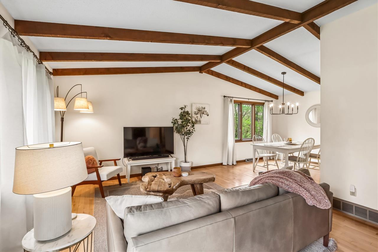 4333 Pine Ridge Trl NE