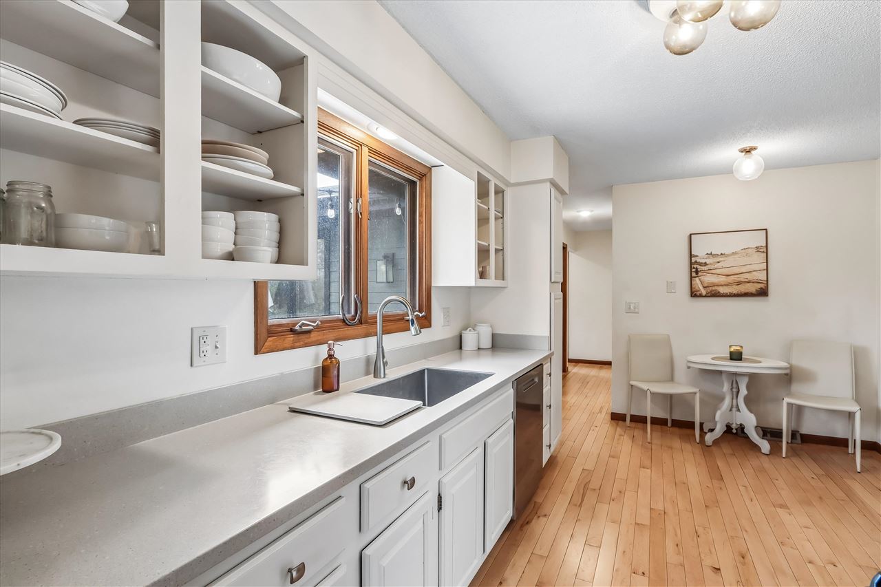 4333 Pine Ridge Trl NE