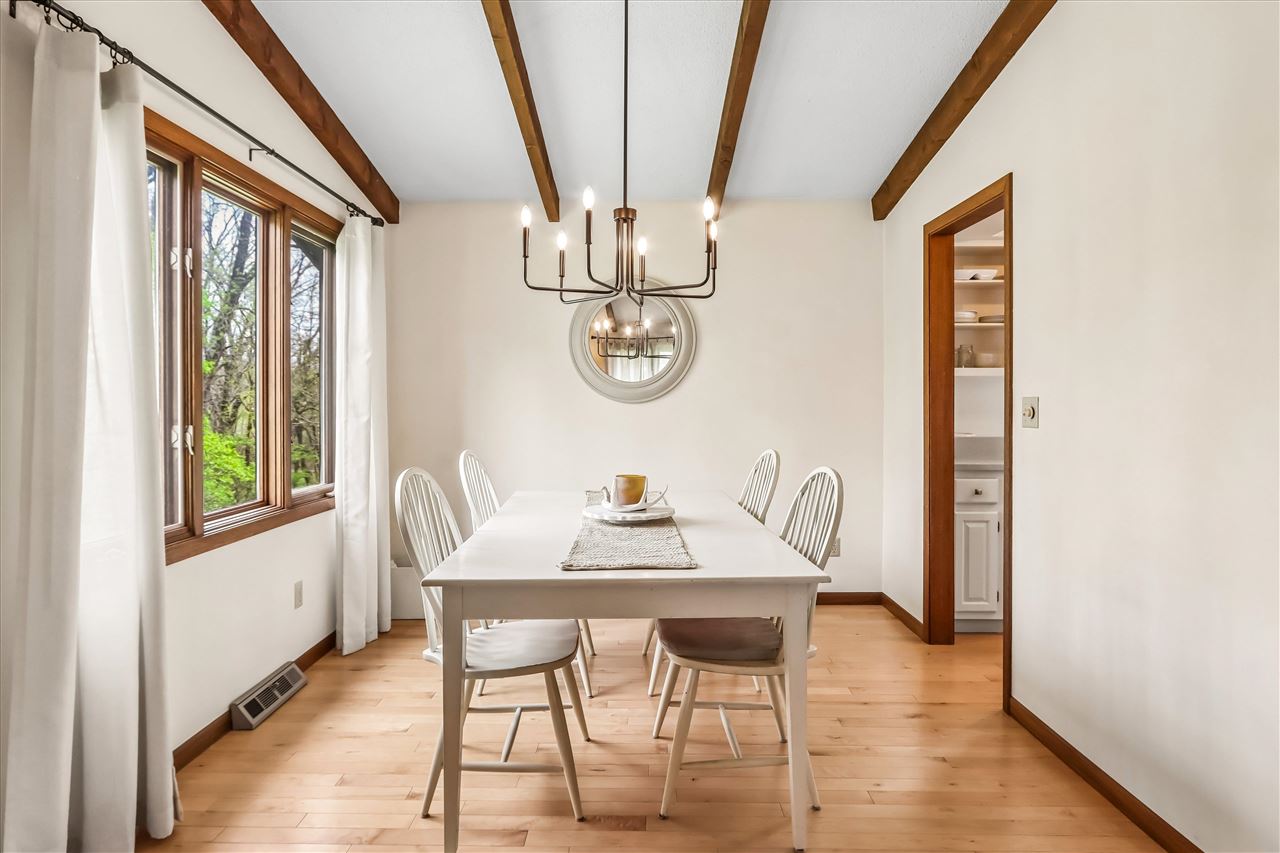 4333 Pine Ridge Trl NE