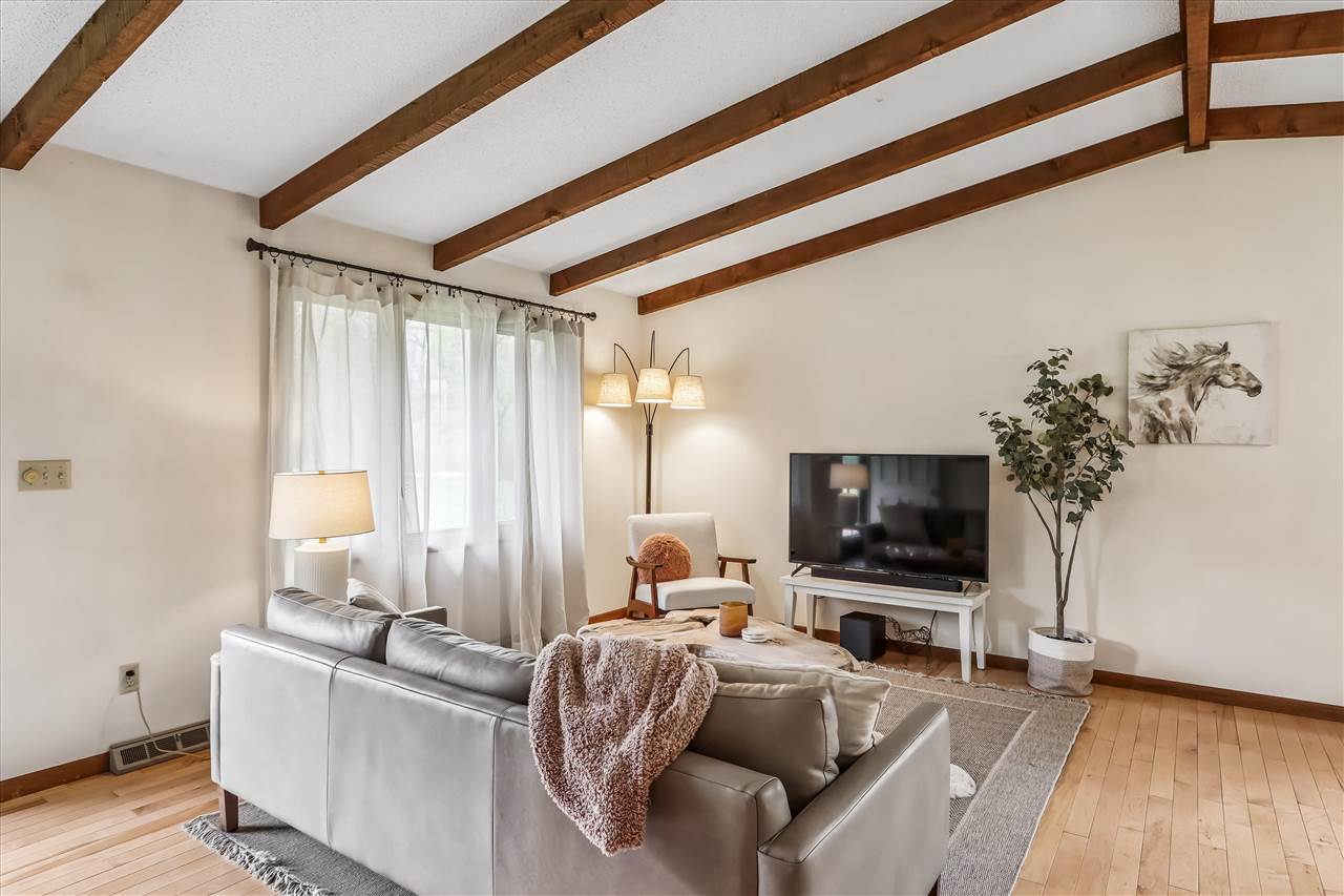 4333 Pine Ridge Trl NE