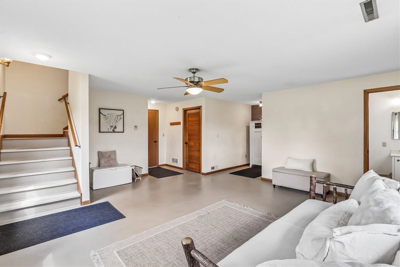 4333 Pine Ridge Trl NE