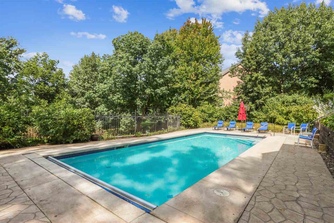 1 Acorn Ct