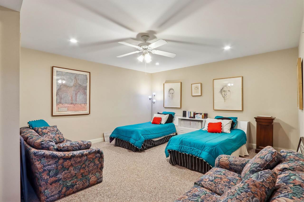 1 Acorn Ct