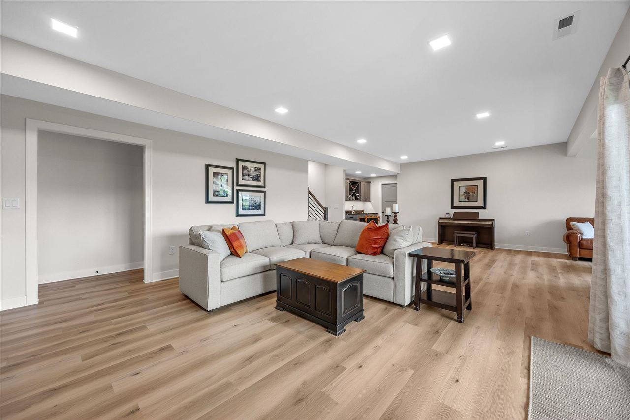 1352 Ava Cir
