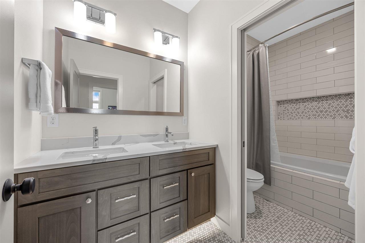 1352 Ava Cir