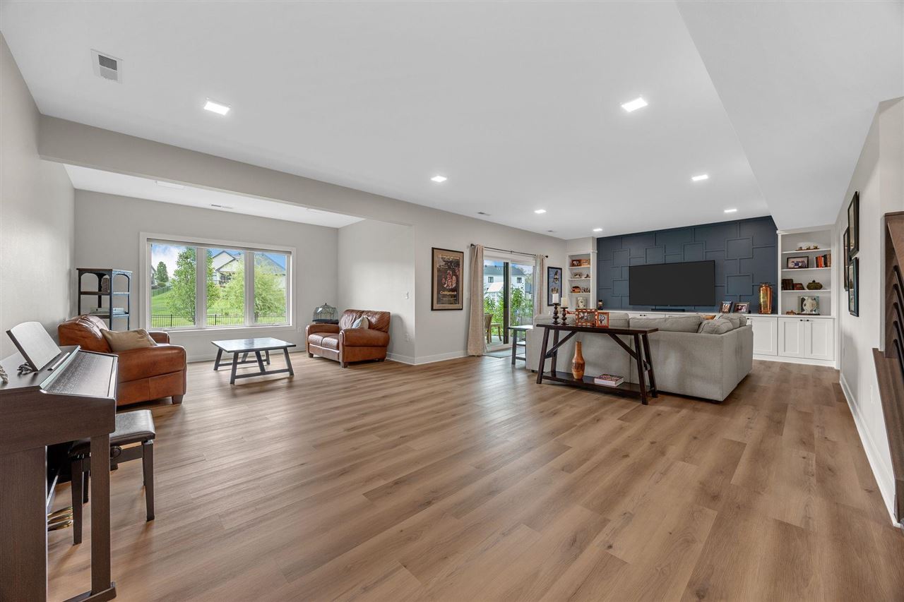 1352 Ava Cir