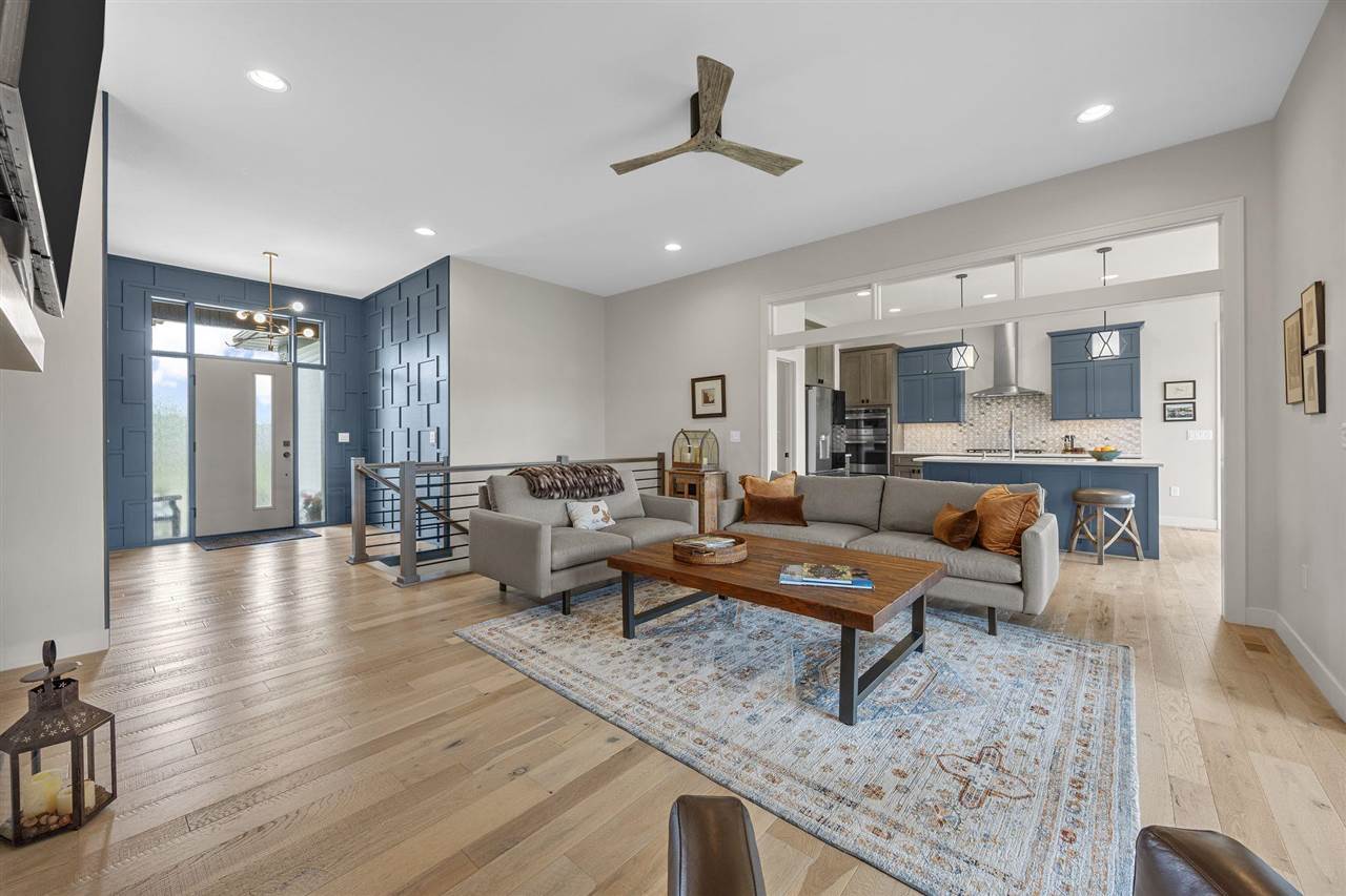 1352 Ava Cir