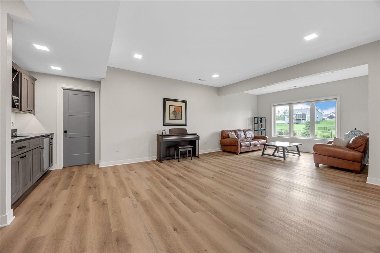 1352 Ava Cir