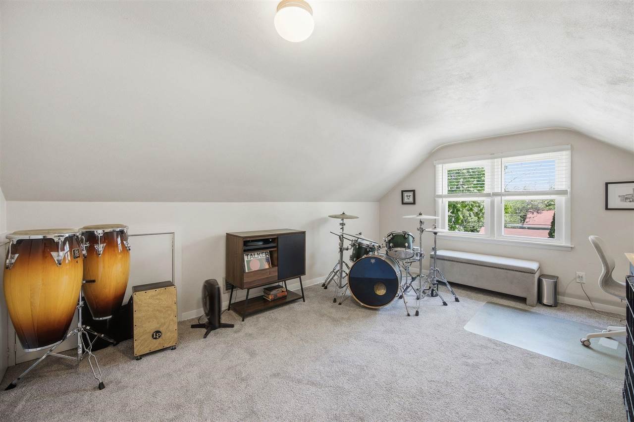 1605 Friendly Ave