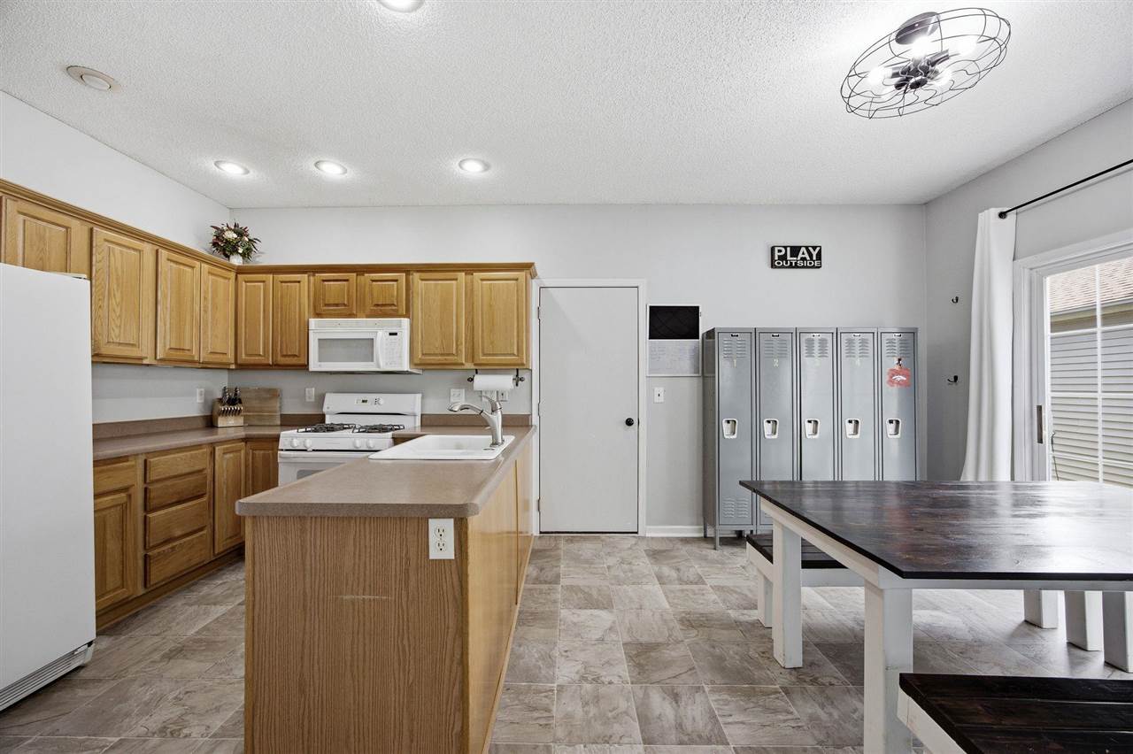 2768 Irving Ave
