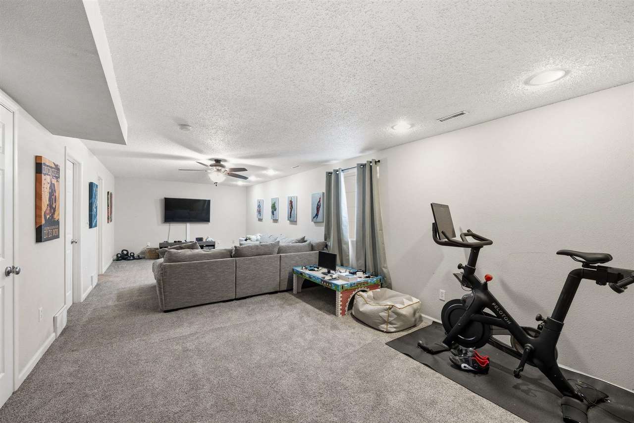 2768 Irving Ave