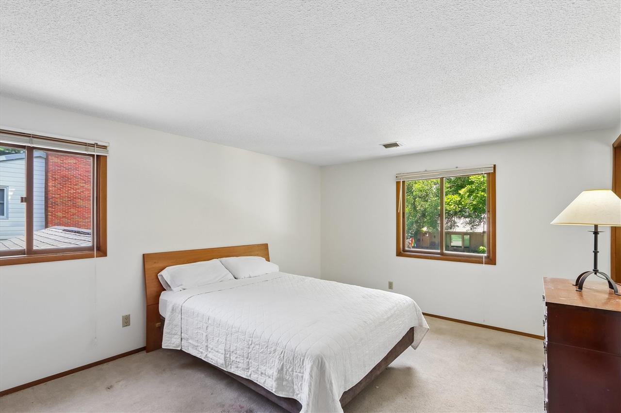 131 S Mount Vernon Dr