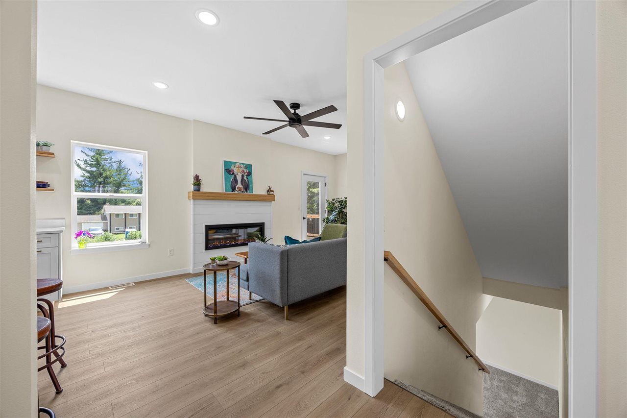 216 W Main St