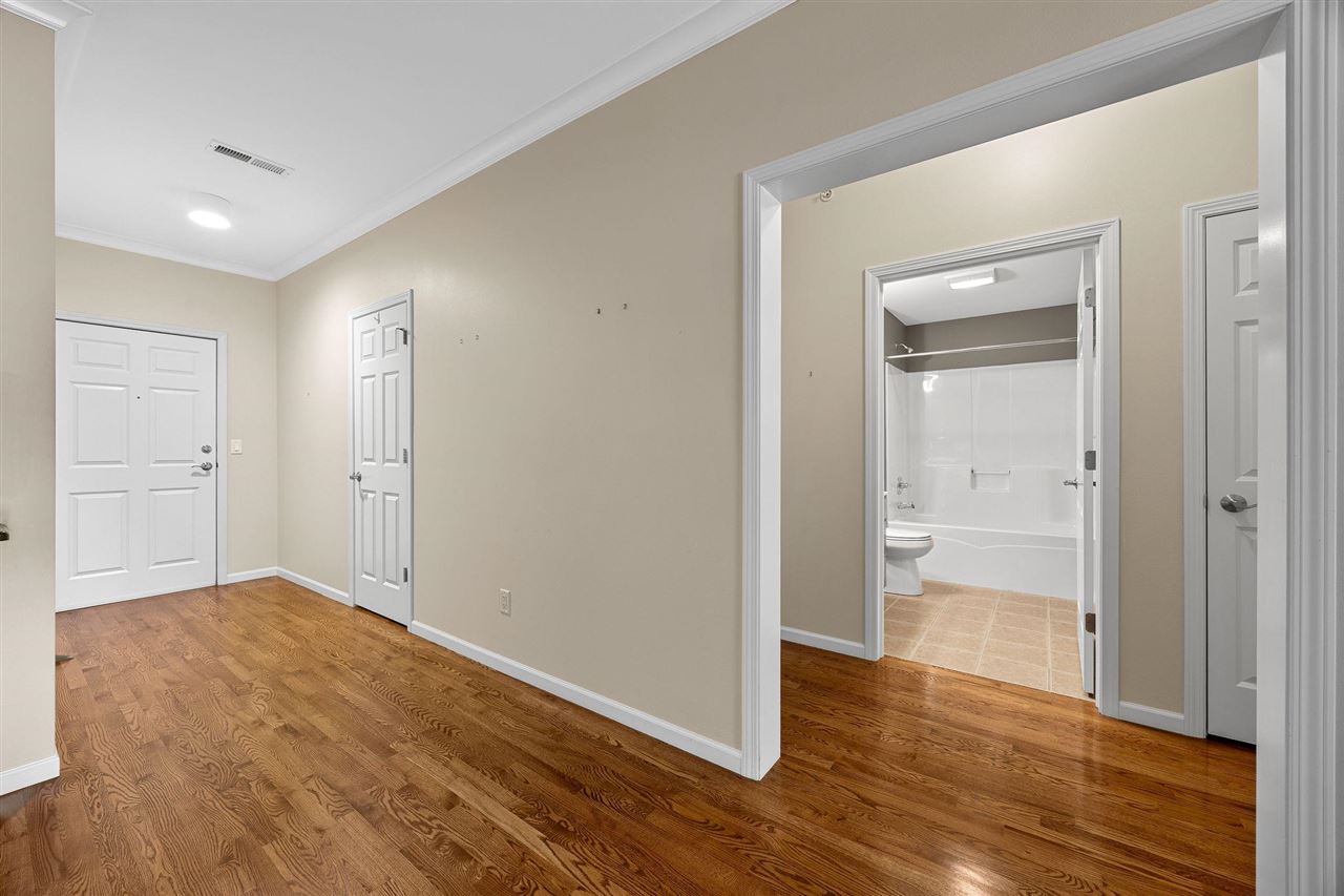 852 Foster Rd
