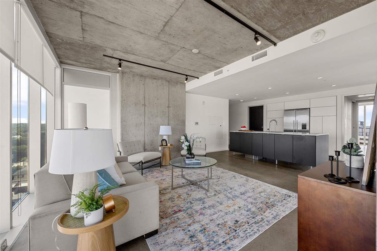 201 E Washington St Unit: No. 1102