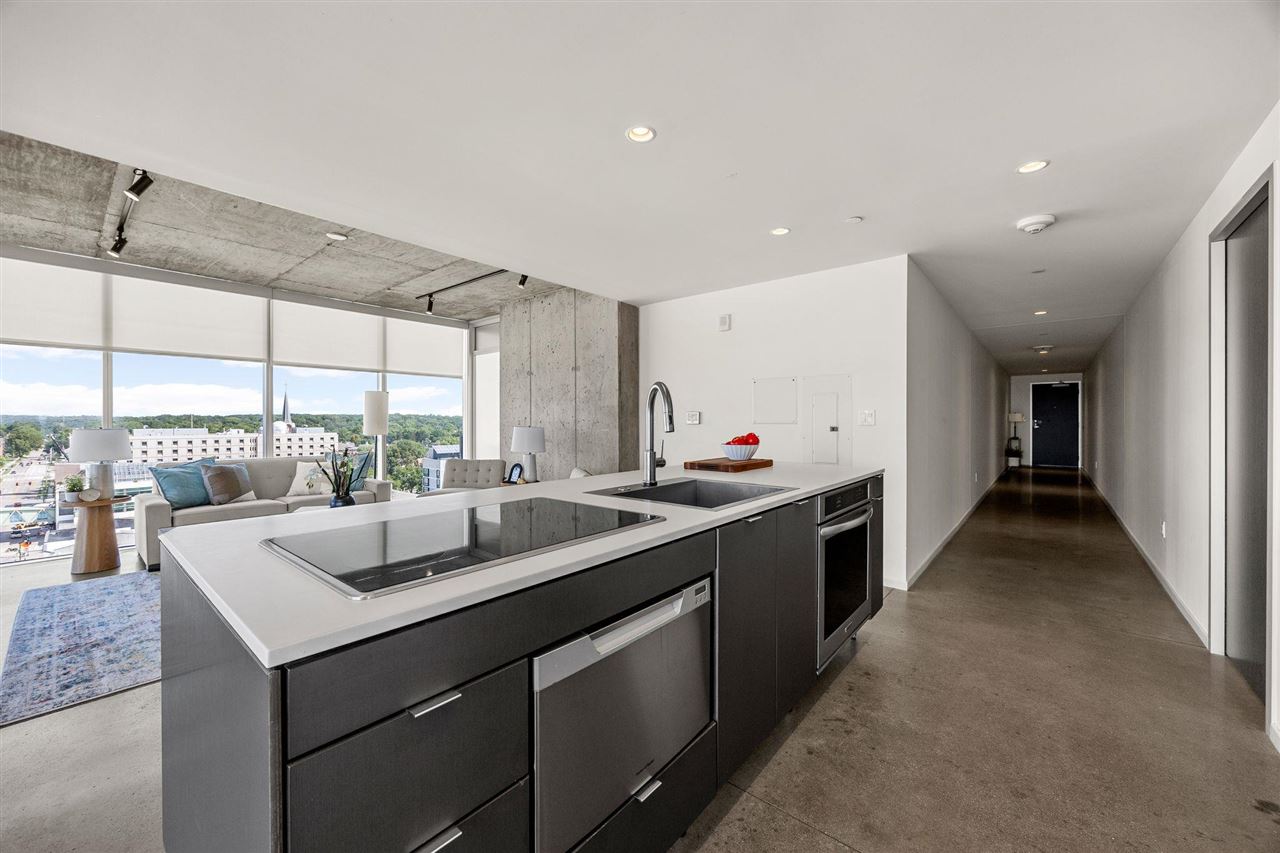 201 E Washington St Unit: No. 1102