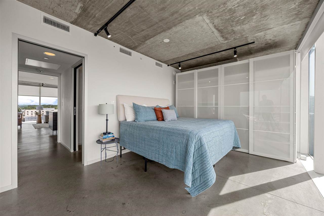 201 E Washington St Unit: No. 1102