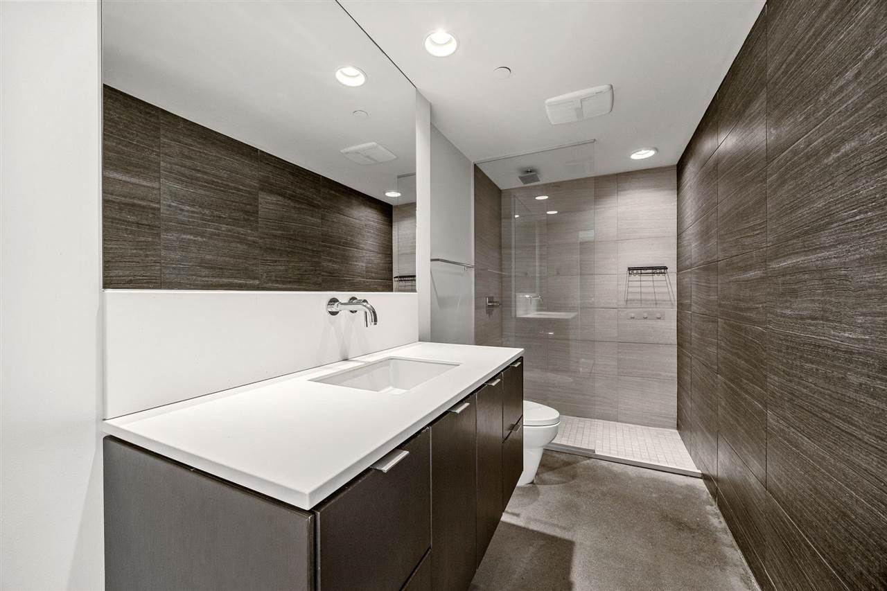 201 E Washington St Unit: No. 1102