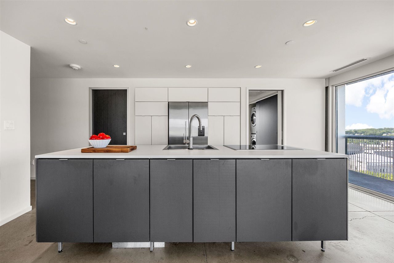 201 E Washington St Unit: No. 1102