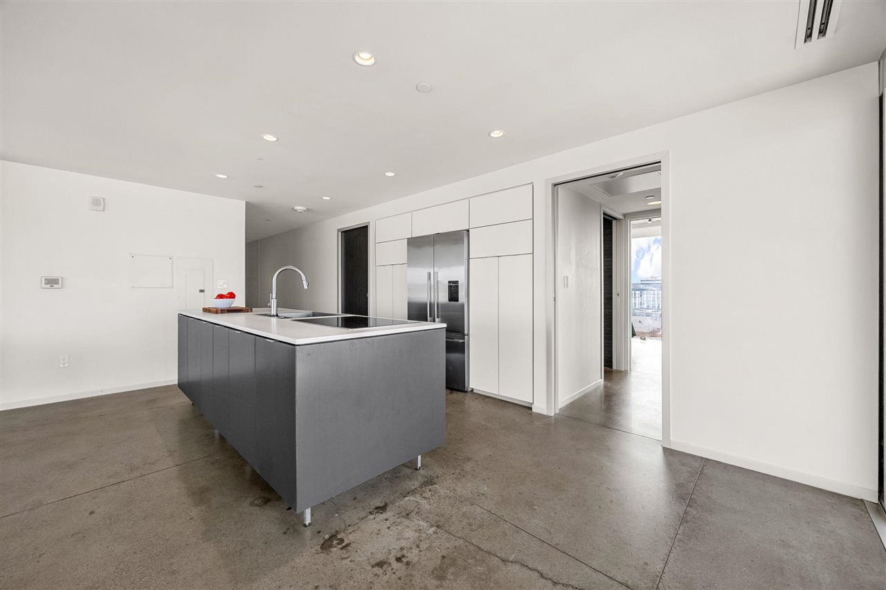 201 E Washington St Unit: No. 1102