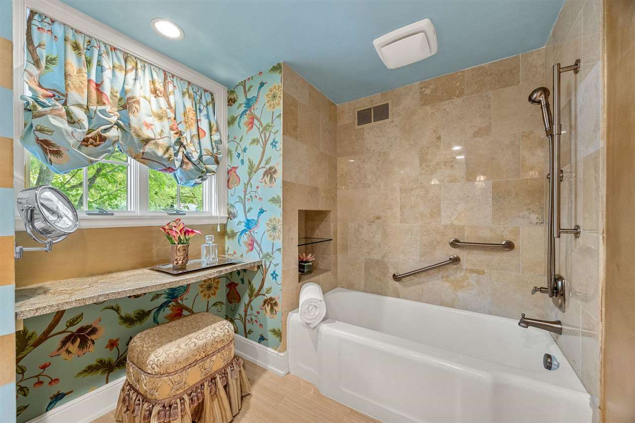10 Oakridge Ave