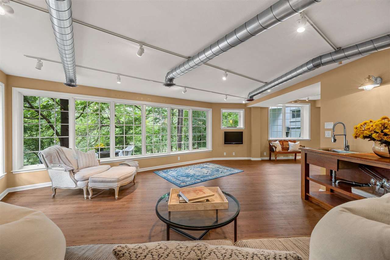 10 Oakridge Ave