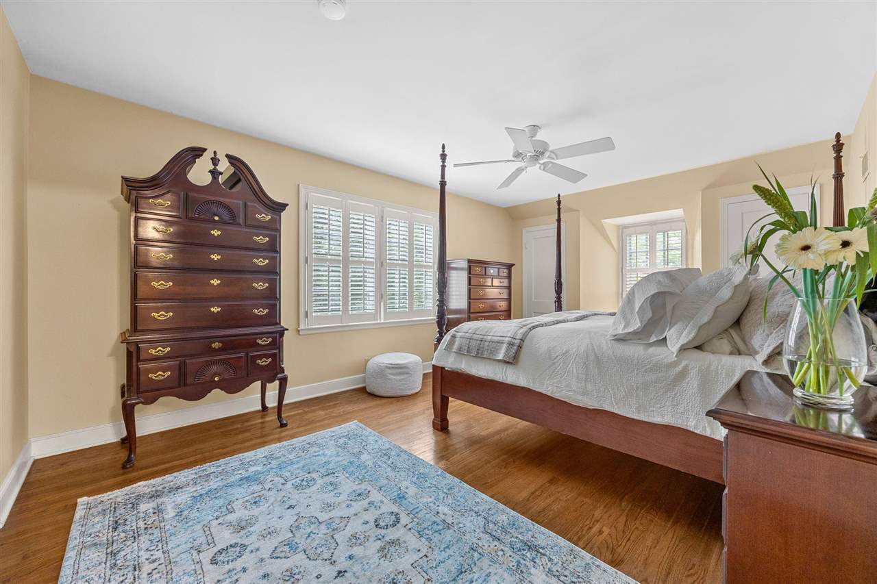 10 Oakridge Ave