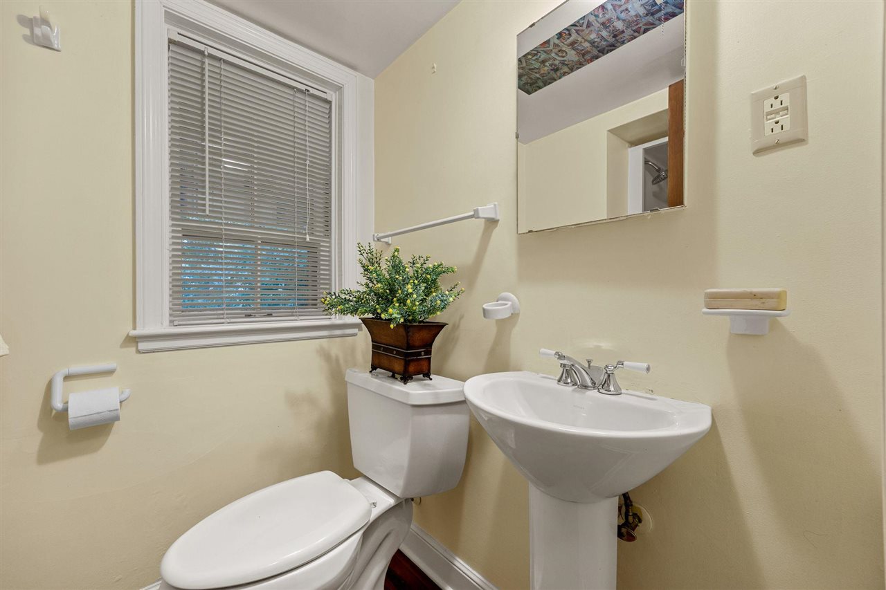 10 Oakridge Ave