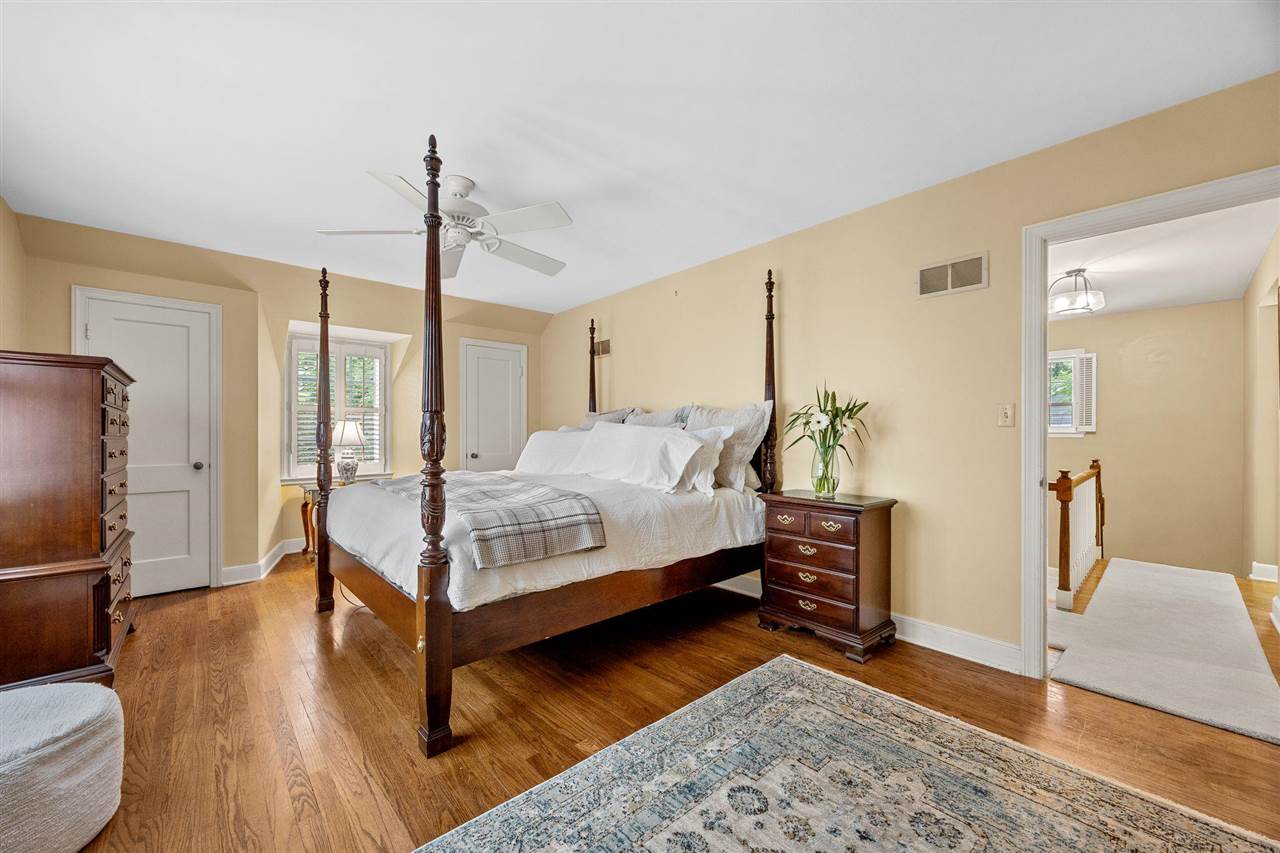 10 Oakridge Ave