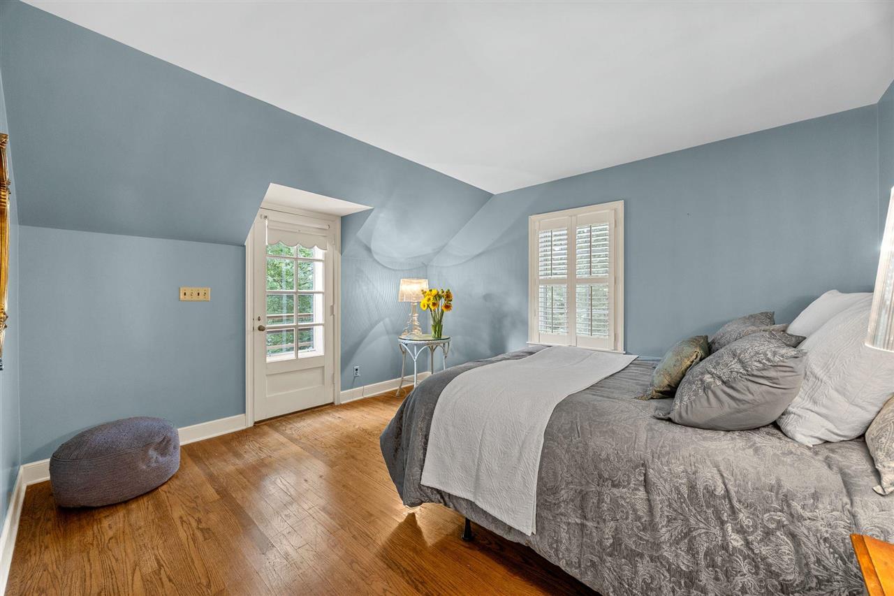 10 Oakridge Ave