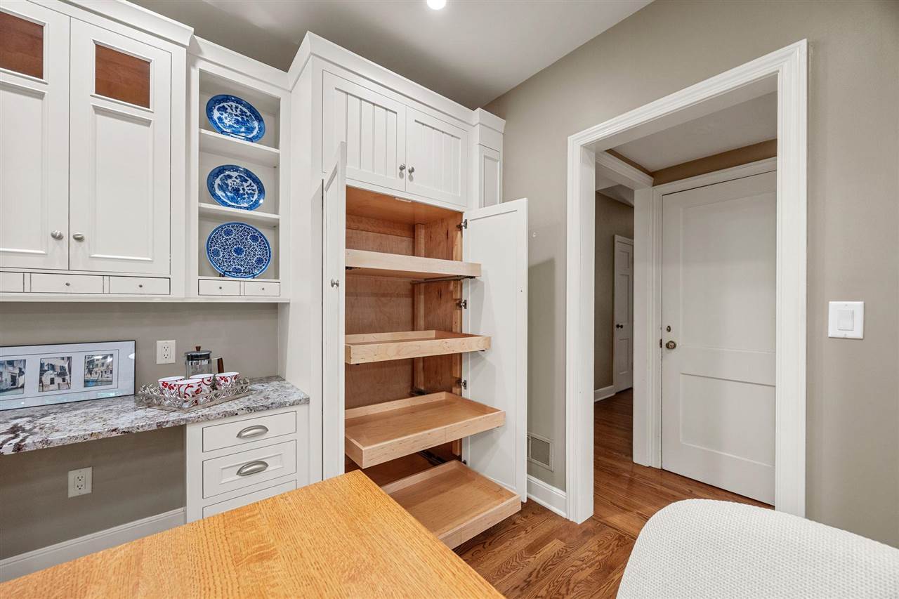 10 Oakridge Ave