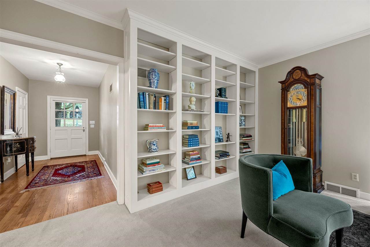 10 Oakridge Ave