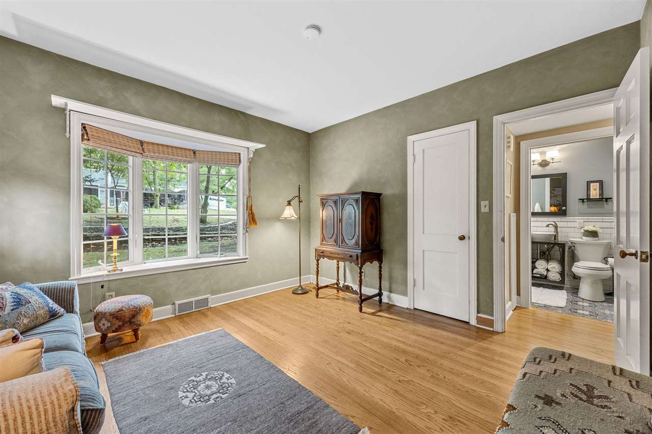 10 Oakridge Ave