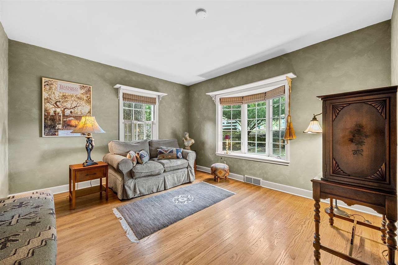 10 Oakridge Ave