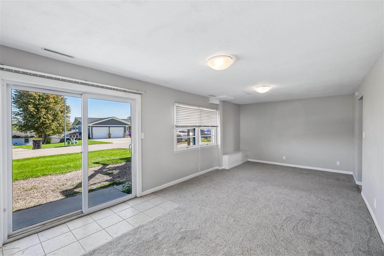 1733 Lake Front Dr NE