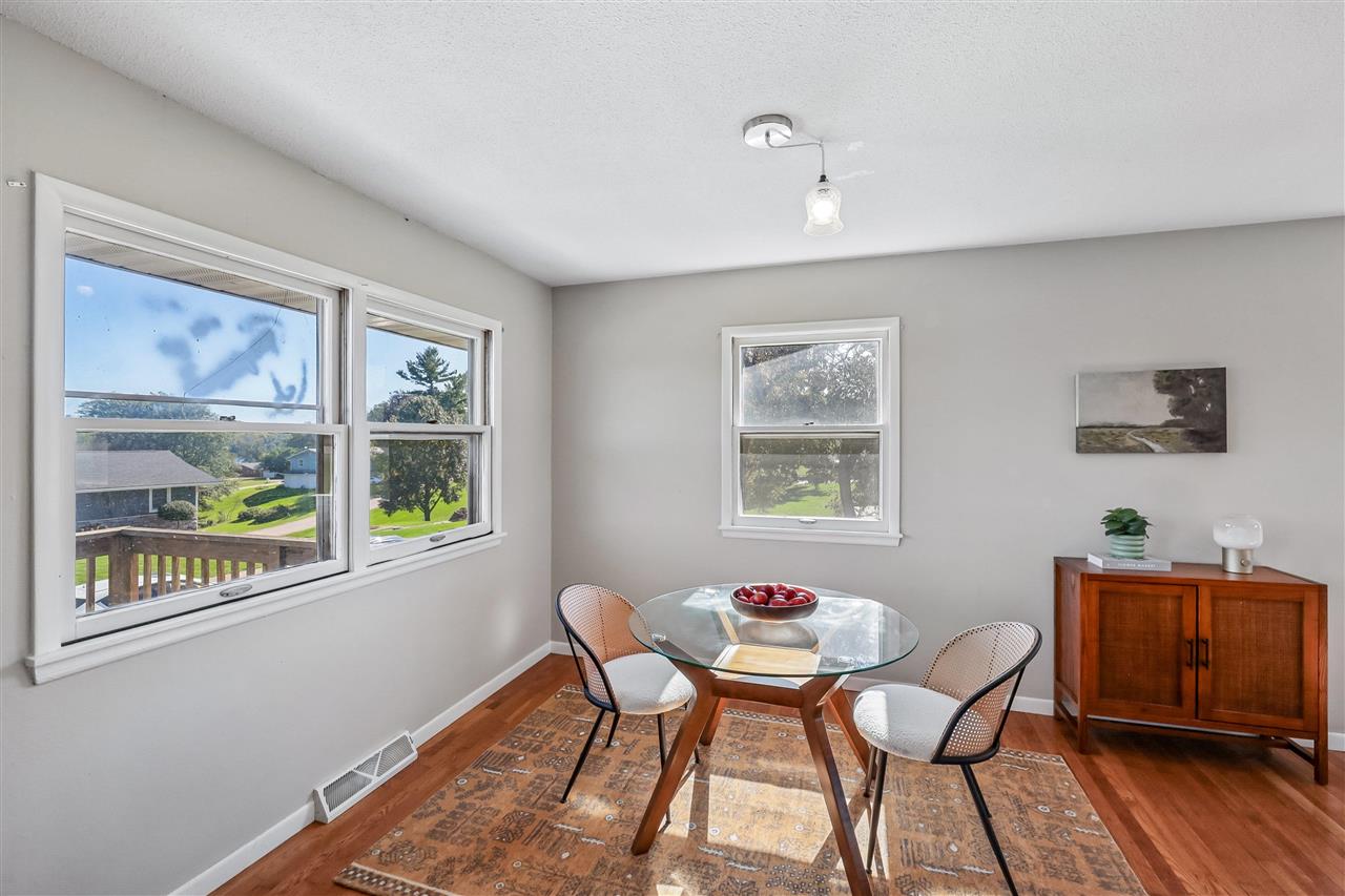 1733 Lake Front Dr NE