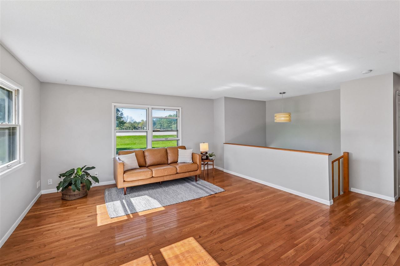 1733 Lake Front Dr NE