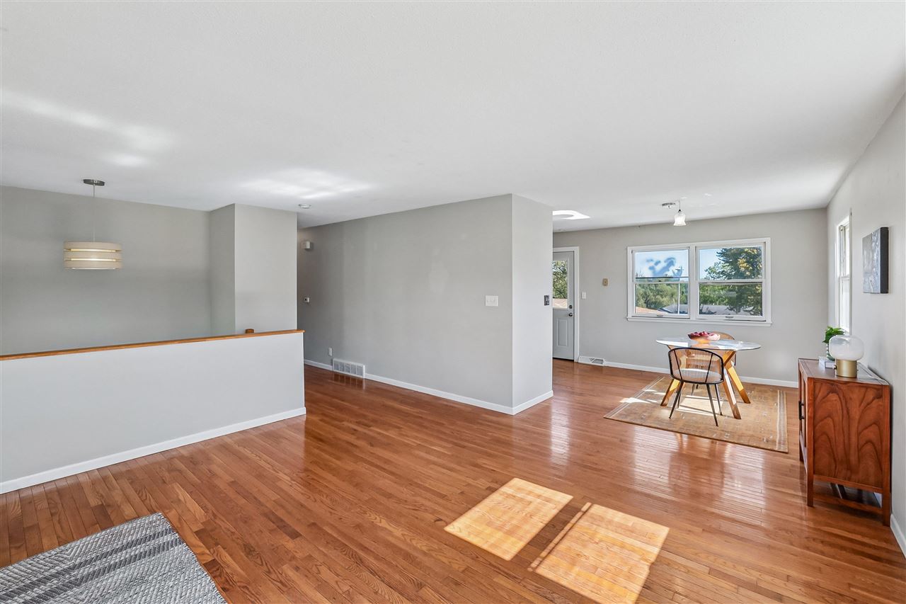 1733 Lake Front Dr NE