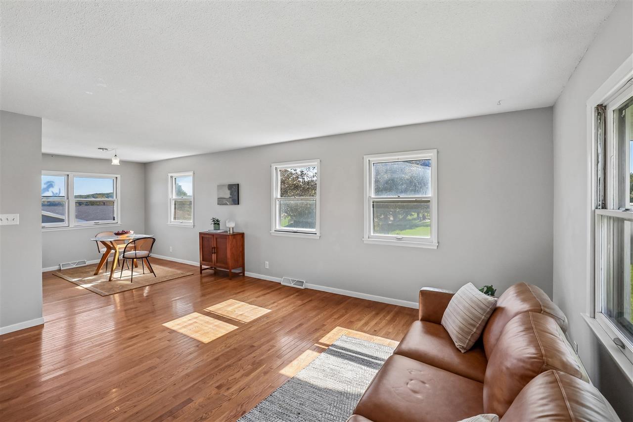 1733 Lake Front Dr NE