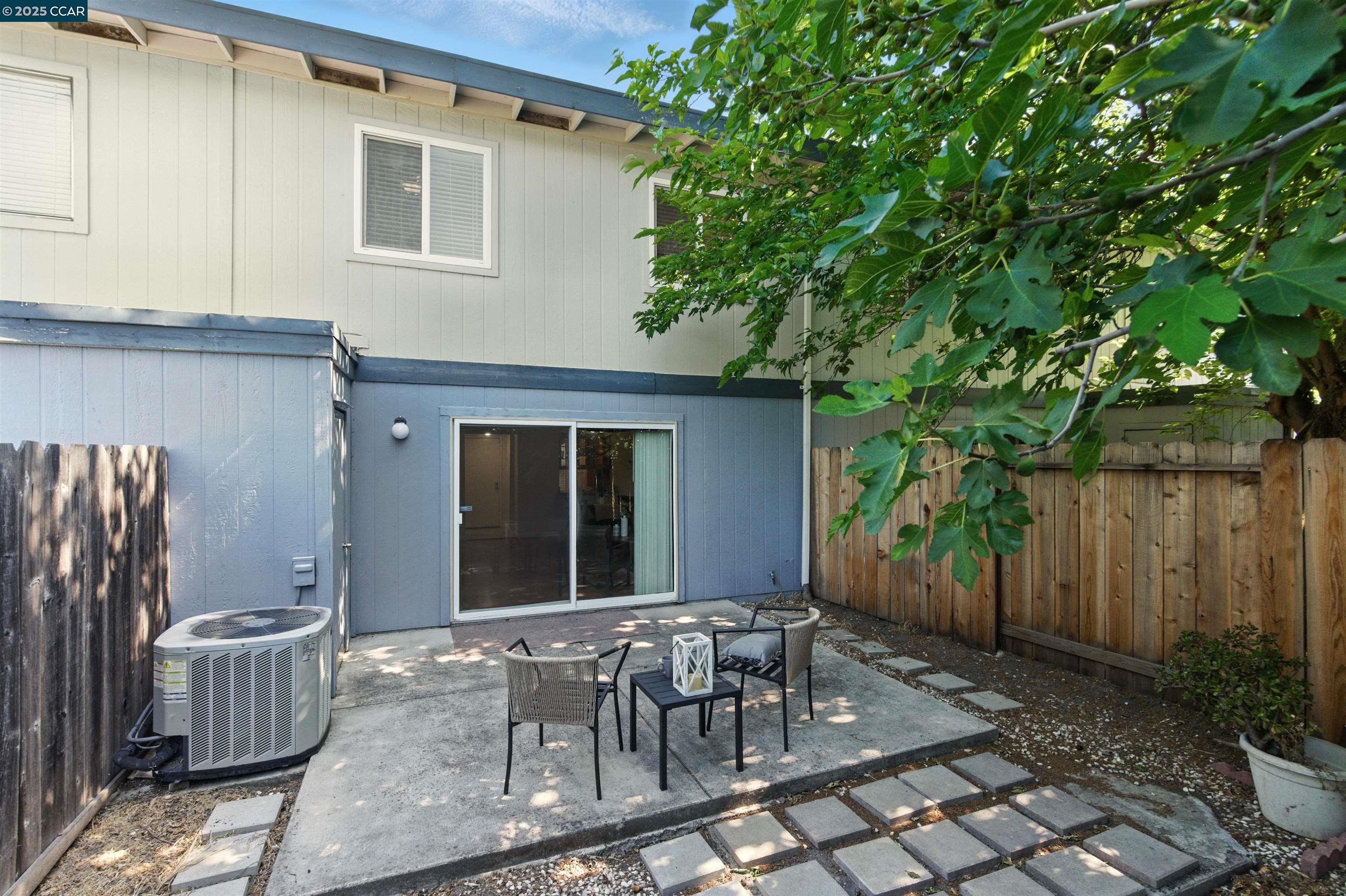 1352 Tree Garden Pl