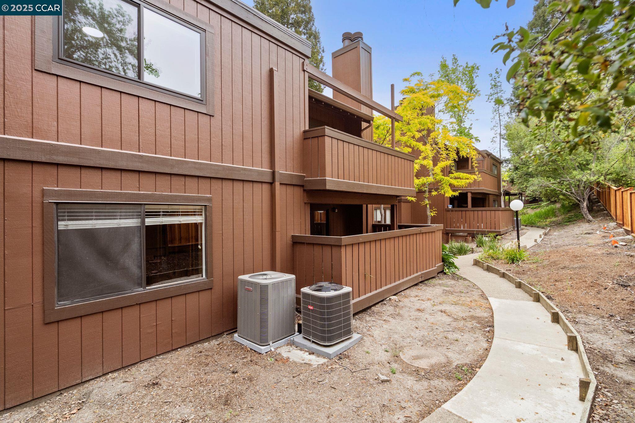 879 Camelback Pl