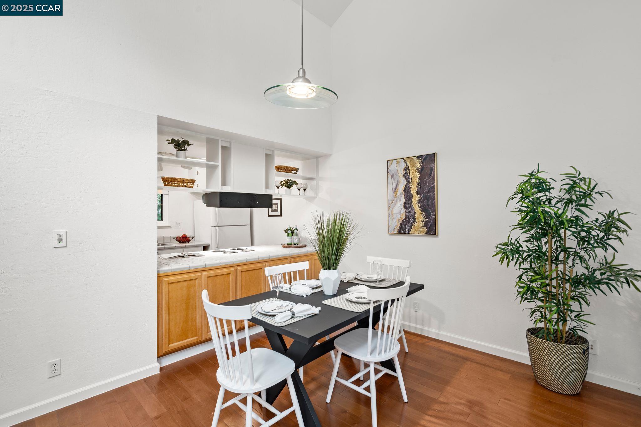 879 Camelback Pl