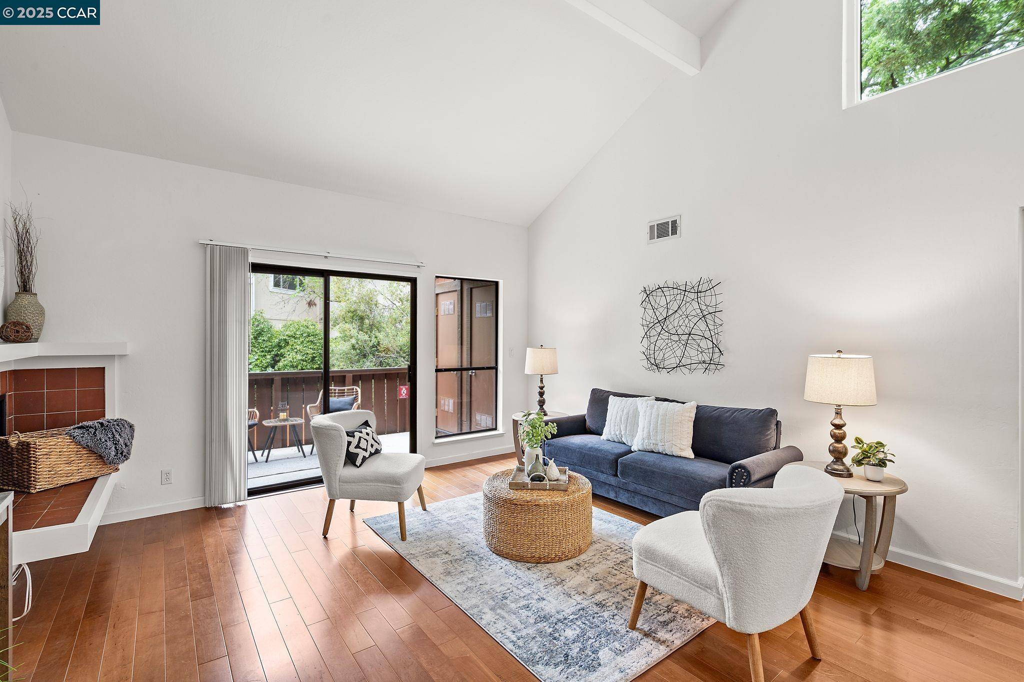 879 Camelback Pl