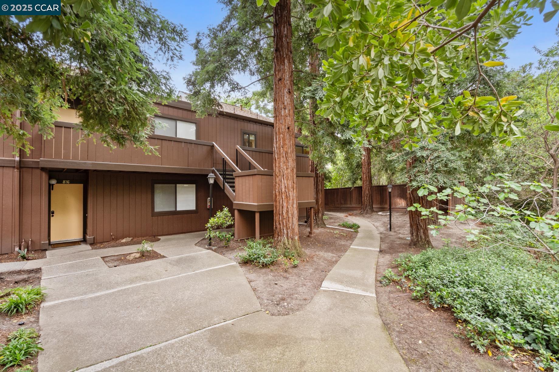 879 Camelback Pl