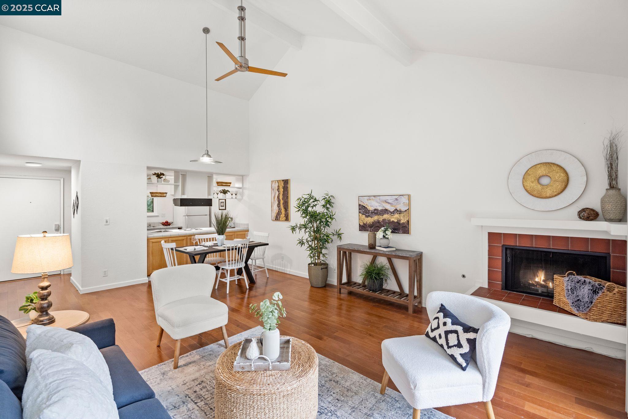 879 Camelback Pl