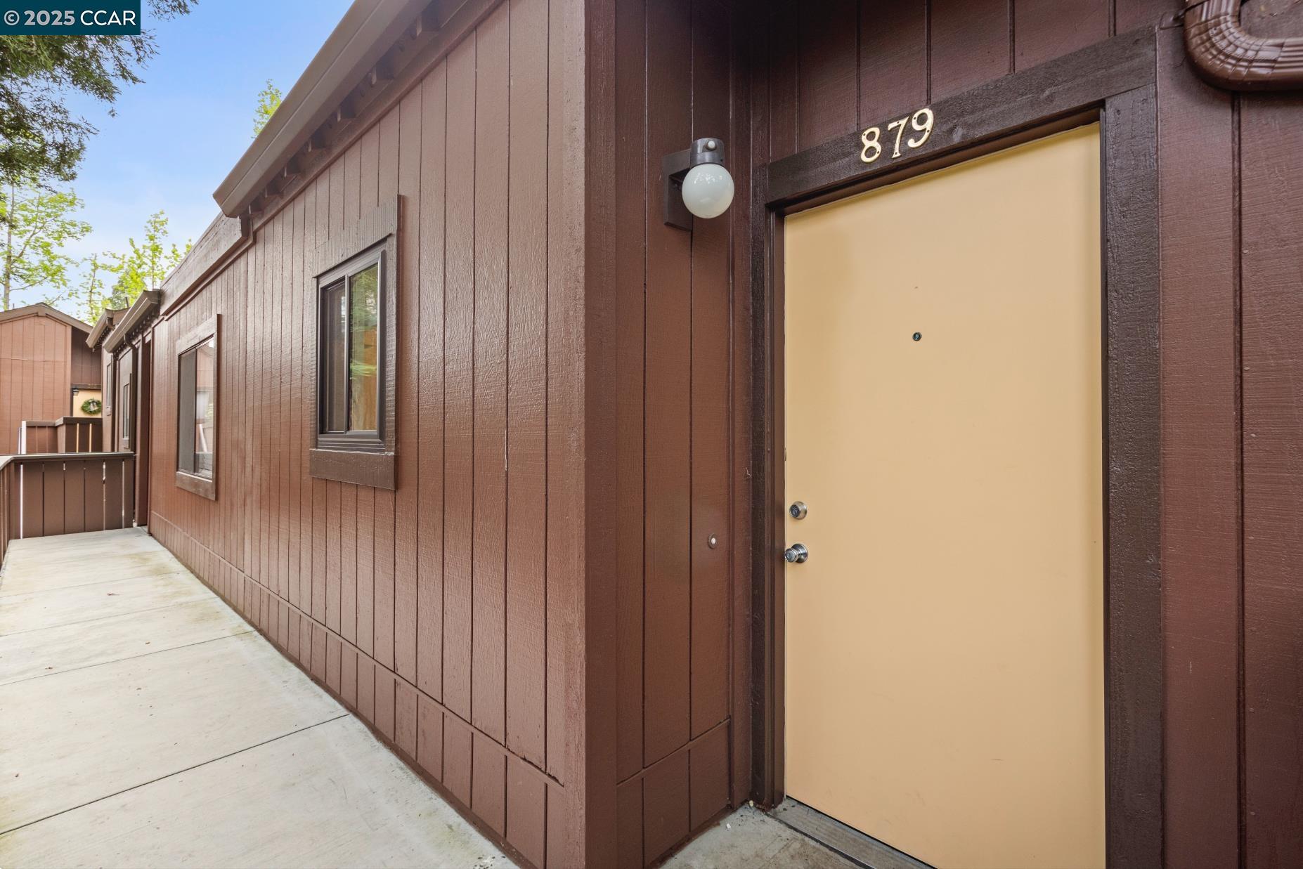 879 Camelback Pl