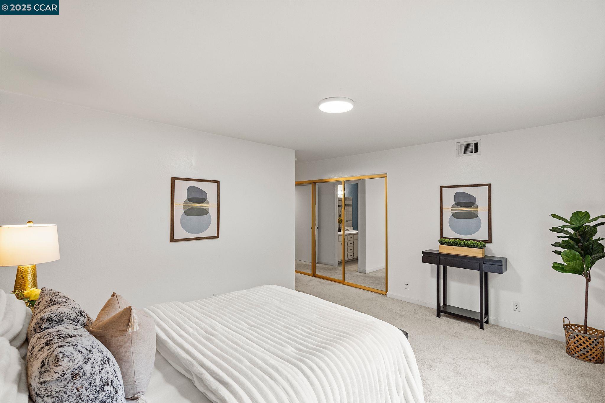 879 Camelback Pl